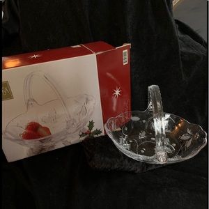 MIKASA “SEASONS HOLLY” OVAL HANDLED BASKET